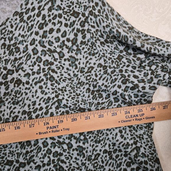 Logo by Lori Goldstein Animal Print Top sz 2X Green 3/4 Sleeve Step Hem - Picture 10 of 12